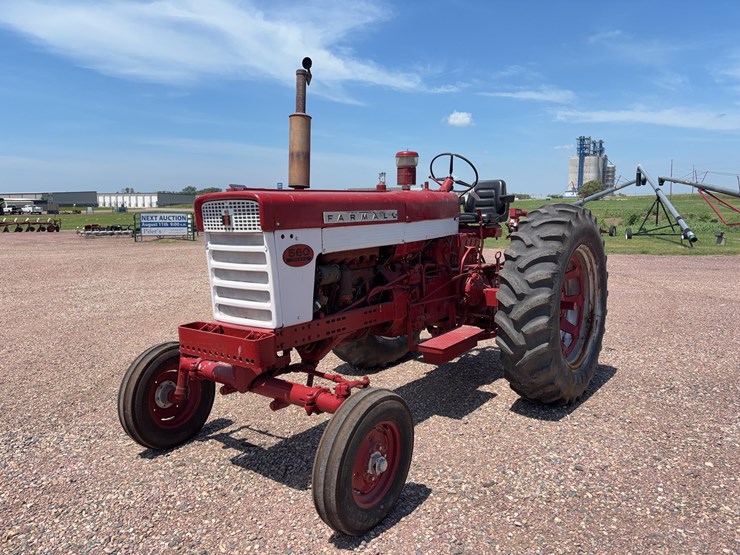 farmall-560-tractor-image-1