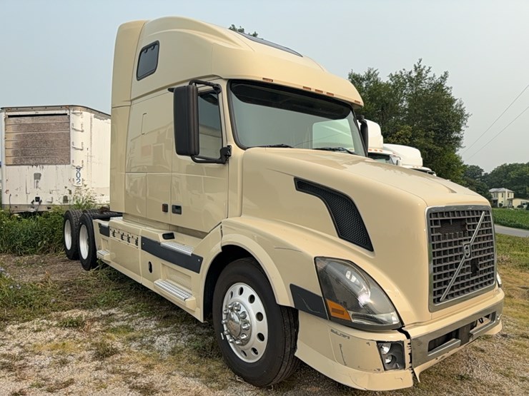 2005-volvo-semi-image-3