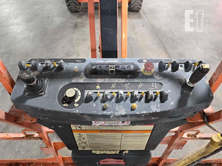 2016-jlg-800aj-image-11
