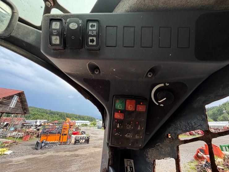 2021-deere-330g-image-16