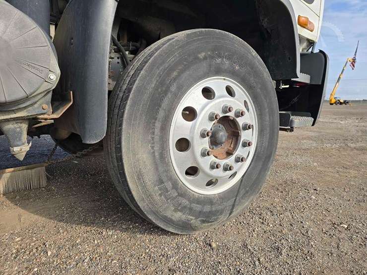 2002-gmc-t7500-image-26