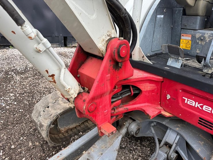 2022-takeuchi-tb240-image-15