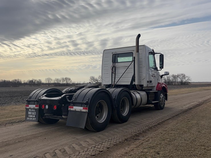 2015-volvo-vnl-semi-image-5