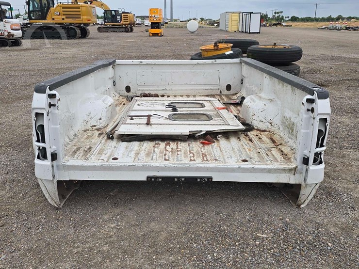 dual-rear-wheel-pickup-truck-bed-image-8