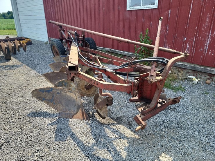 international-540-in-furrow-4-bottom-moldboard-plow-w/coulters-image-1