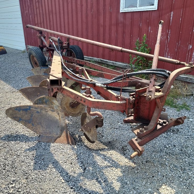 International 540 In Furrow 4 Bottom Moldboard Plow w/Coulters
