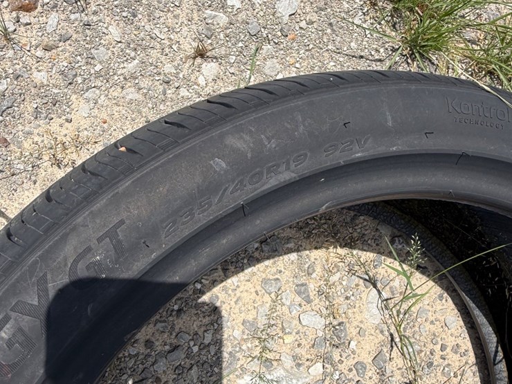 #2807-•-(1)-235/40r19-tire-inv#-2807-image-2