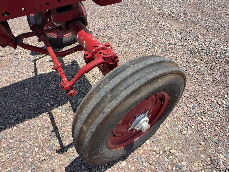 farmall-560-tractor-image-33