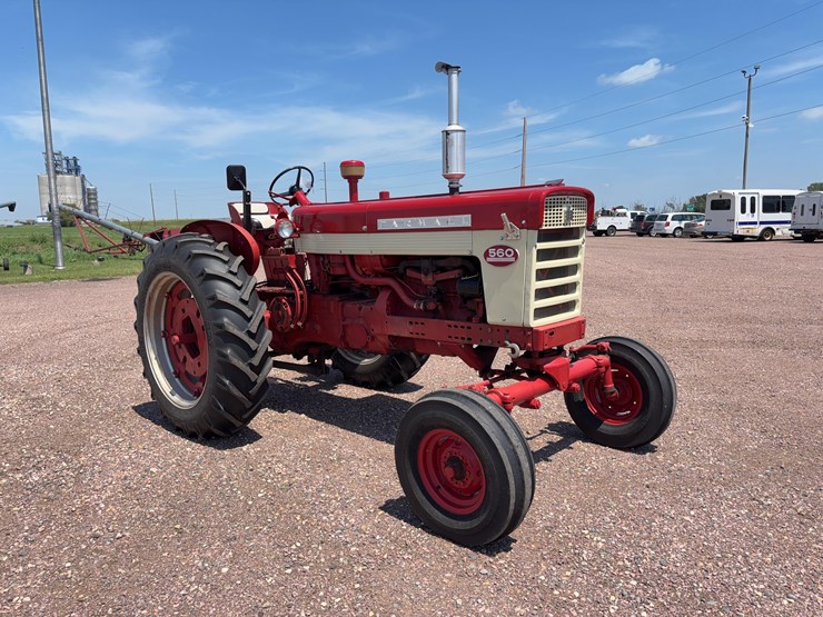 farmall-560-tractor-image-3