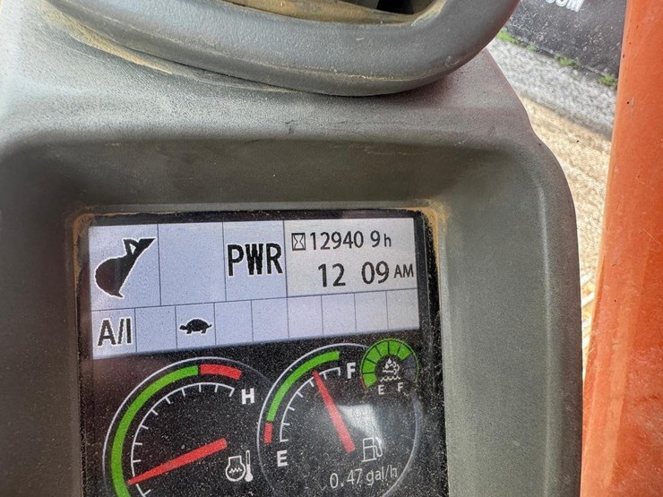 2015-hitachi-zx350lc-6n-image-23