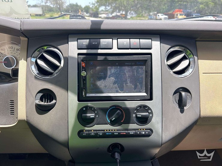 2010-ford-expedition-image-19
