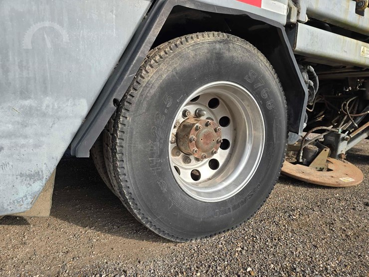 2002-gmc-t7500-image-27