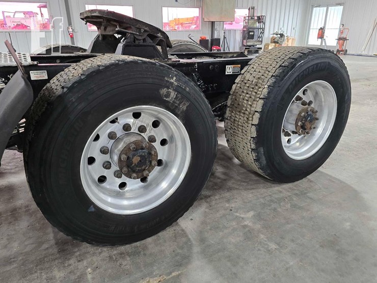 2015-kenworth-t680-image-21