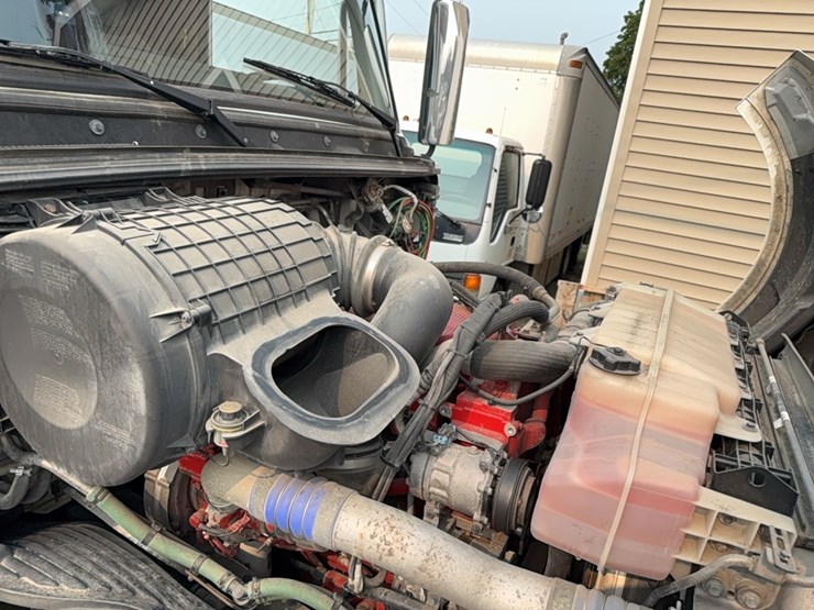2019-volvo-vnl860-sleeper-cab-semi-image-37