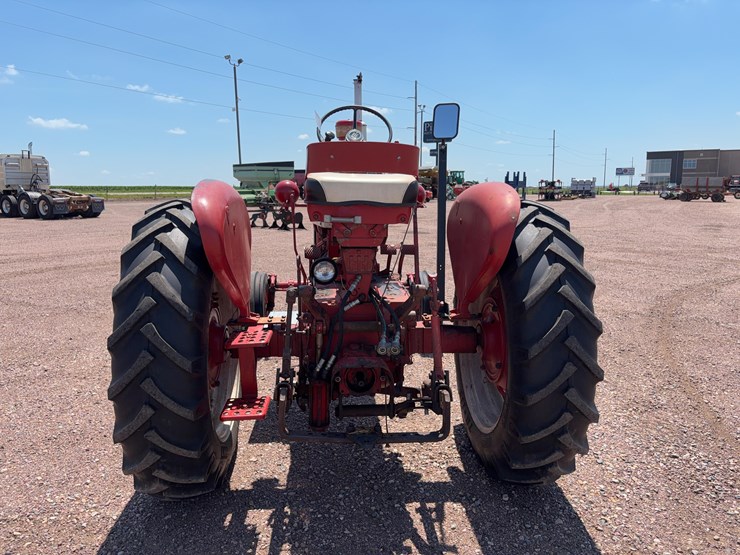 farmall-560-tractor-image-6
