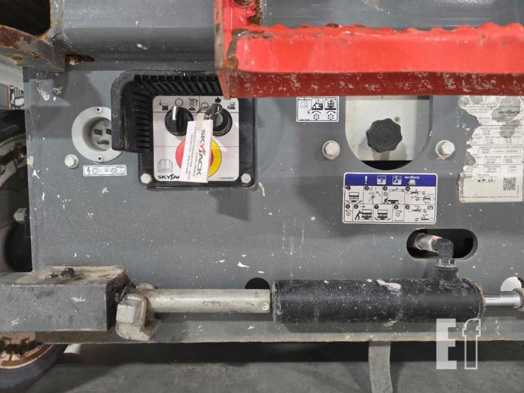 2020-skyjack-sj4732-image-12