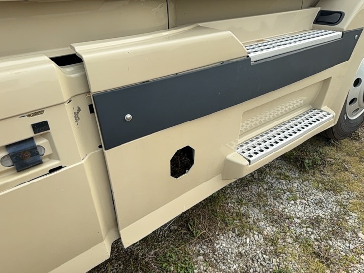 2005-volvo-semi-image-15