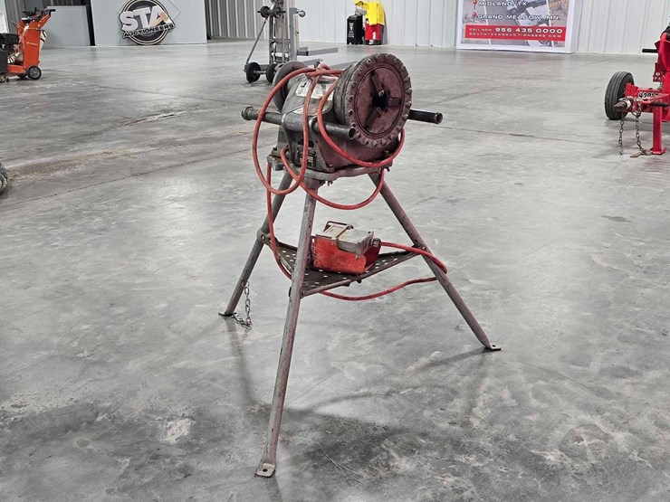 ridgid-300-t2-electric-pipe-vise-image-2