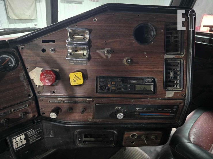 2001-freightliner-fld112-image-15