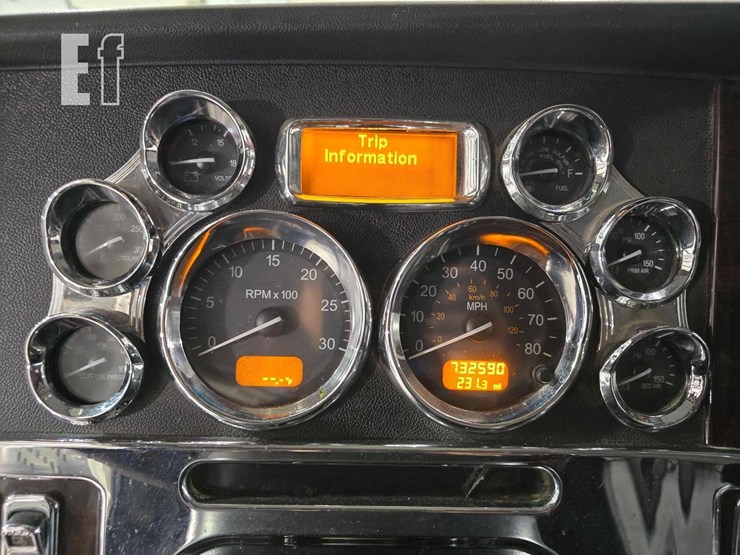 2015-peterbilt-389-image-12