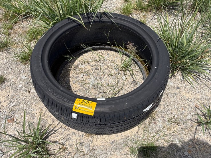 #2807-•-(1)-235/40r19-tire-inv#-2807-image-1