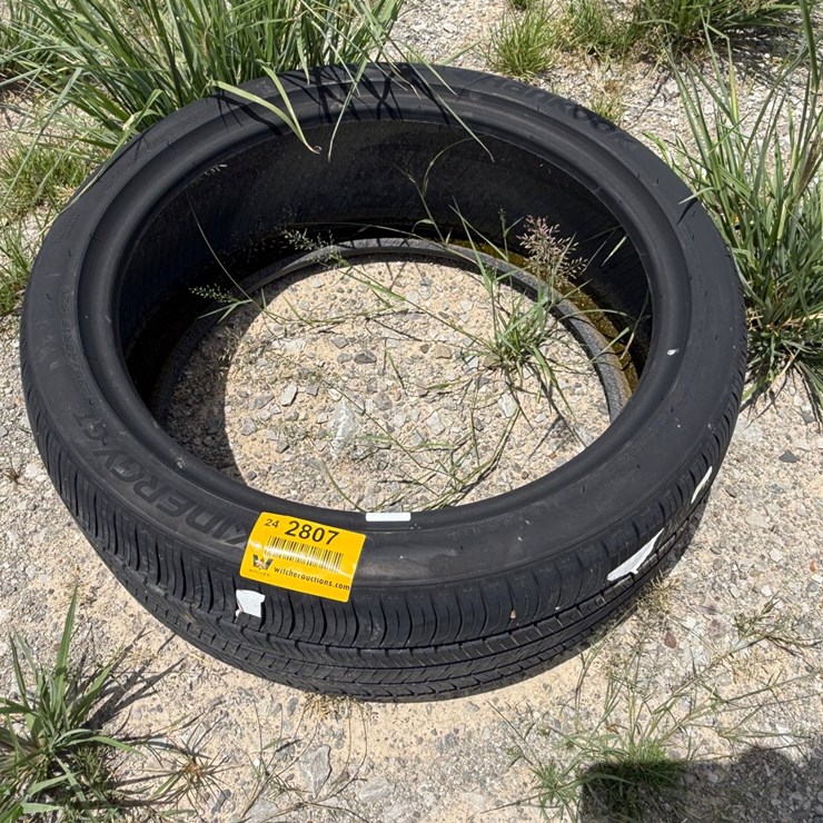#2807 • (1) 235/40R19 Tire INV# 2807