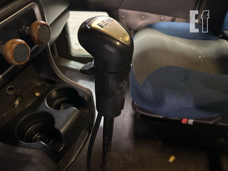 2011-kenworth-t660-image-23