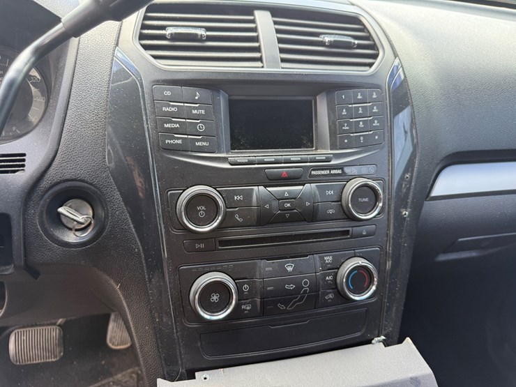 2017-ford-explorer-image-48