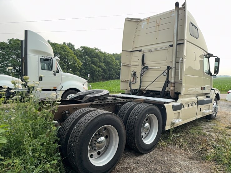 2005-volvo-semi-image-5