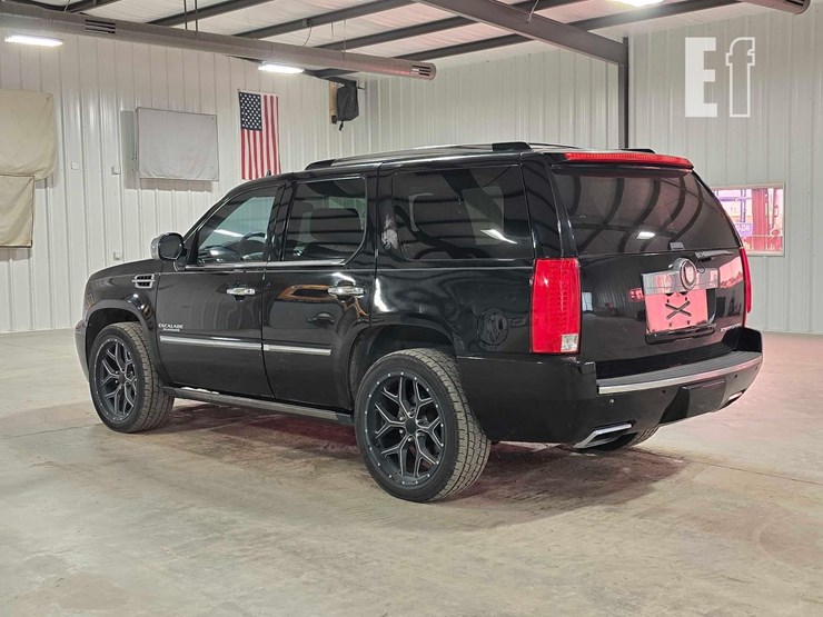2013-cadillac-escalade-image-4
