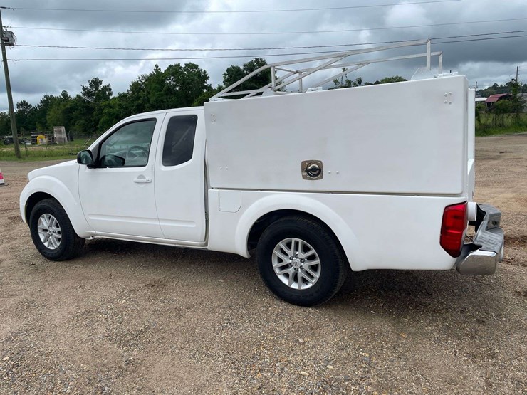2015-nissan-frontier-sv-image-2