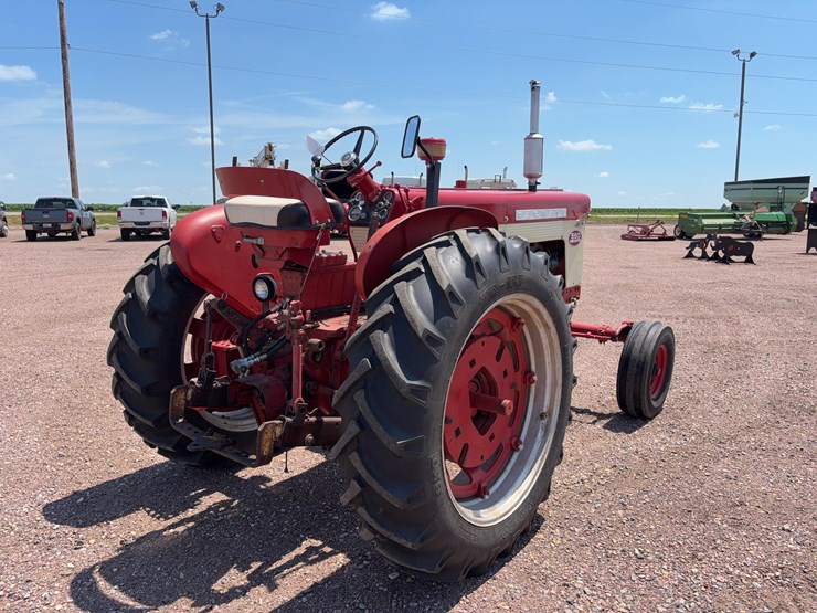 farmall-560-tractor-image-5