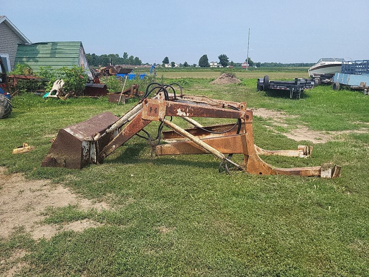 international-2000-loader-w/66"-bucket-and-mounting-brackets-image-2