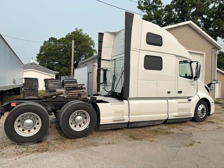 2019-volvo-vnl860-sleeper-cab-semi-image-4