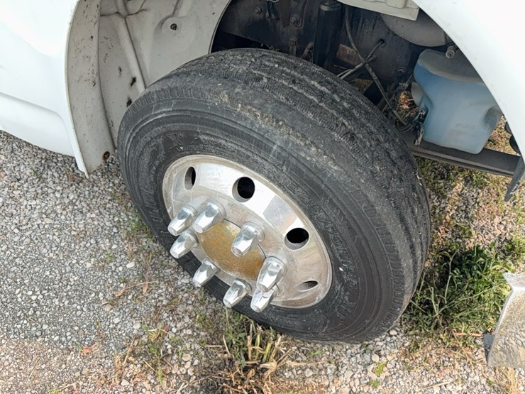 2012-freightliner-bus-image-17