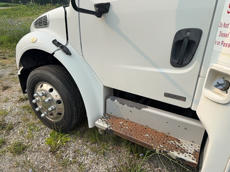 2012-freightliner-bus-image-12