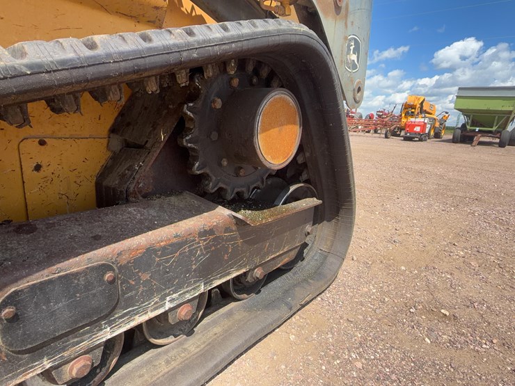 2011-john-deere-329d-image-12