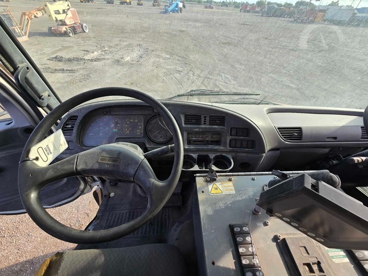 2002-gmc-t7500-image-14
