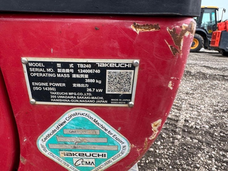 2022-takeuchi-tb240-image-32