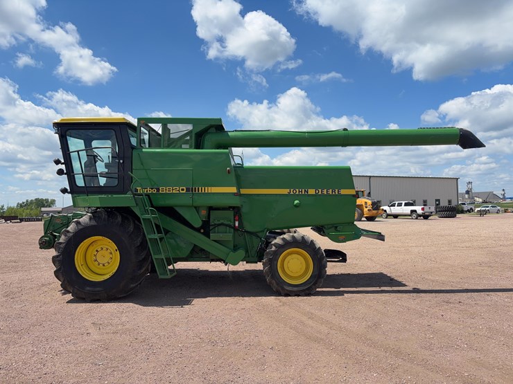 1981-john-deere-8820-image-8