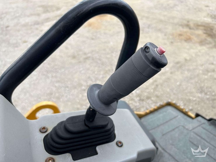 2014-caterpillar-cb34-image-17