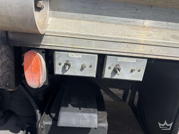 2014-freightliner-114sd-image-18