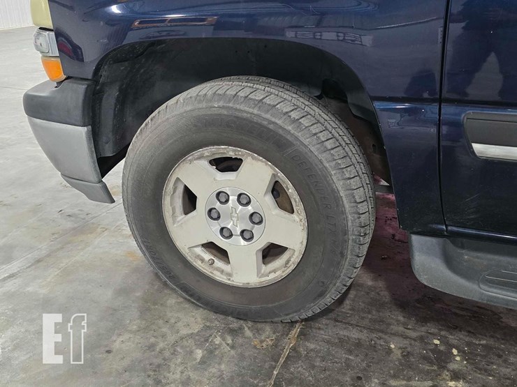 2004-chevrolet-suburban-image-18