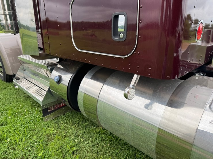 2021-kenworth-w900l-image-31