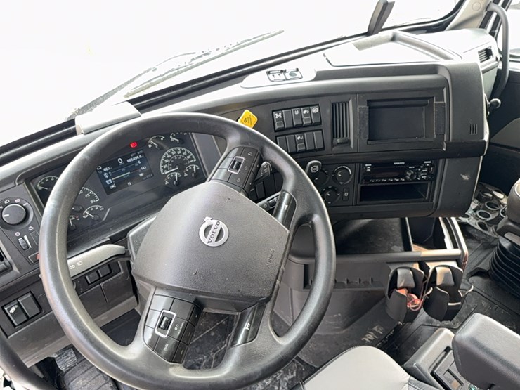 2019-volvo-vnl860-sleeper-cab-semi-image-49