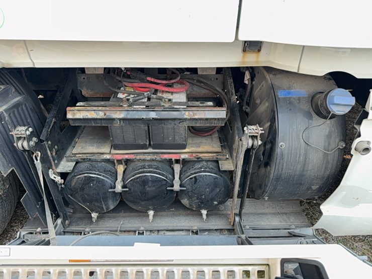 2019-volvo-vnl860-sleeper-cab-semi-image-33