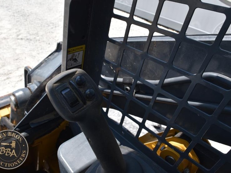 2021-deere-318g-image-34