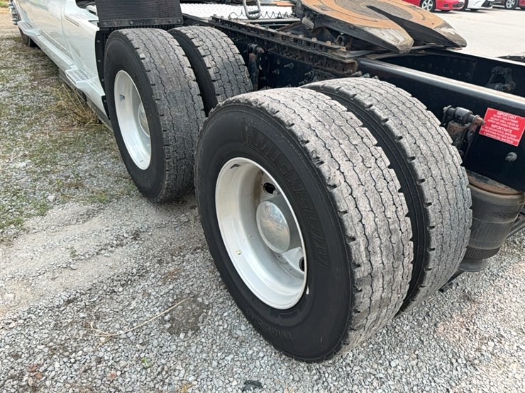 2019-volvo-vnl860-sleeper-cab-semi-image-27