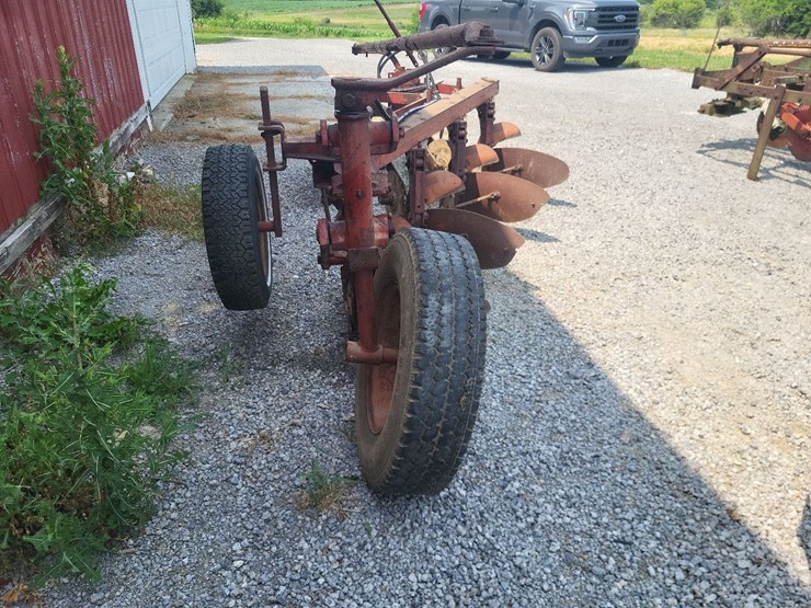 international-540-in-furrow-4-bottom-moldboard-plow-w/coulters-image-4