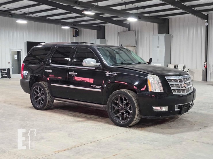 2013-cadillac-escalade-image-2
